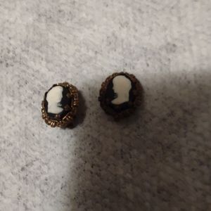 VINTAGE PAIR OF CLIP ON EARRINGS.